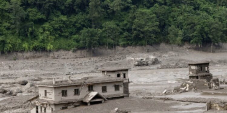 Riada deja al menos 55 muertos y más de 400 desaparecidos en la frontera de Nepal y el Tíbet