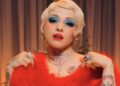 VIDEO: Mon Laferte le niega autógrafo a un fan porque no se supo todas sus canciones, hasta le llevo flores