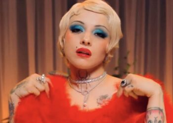 VIDEO: Mon Laferte le niega autógrafo a un fan porque no se supo todas sus canciones, hasta le llevo flores