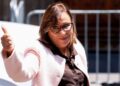 Rocío Nahle es criticada tras video en el que parece limpiarse la mano después de saludar a un trabajador