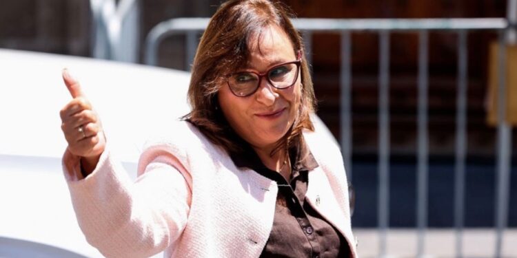 Rocío Nahle es criticada tras video en el que parece limpiarse la mano después de saludar a un trabajador