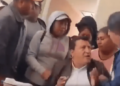 Pobladores irrumpen en cabildo y sacan a jalones al alcalde de San Salvador, Hidalgo