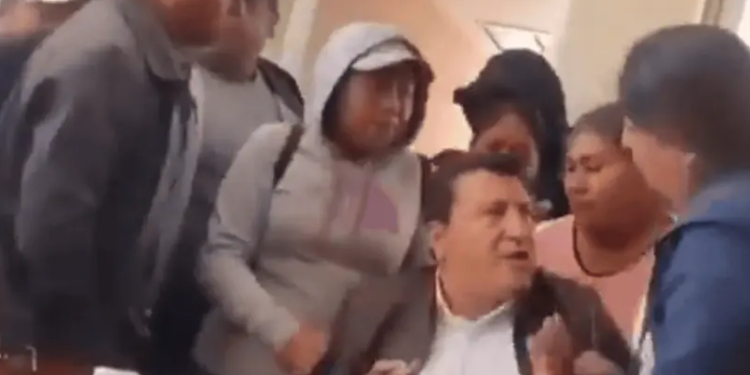 Pobladores irrumpen en cabildo y sacan a jalones al alcalde de San Salvador, Hidalgo