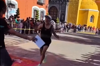 Organizador empuja a adulto mayor para impedir que cruzara la meta y desata indignación en Huamantla