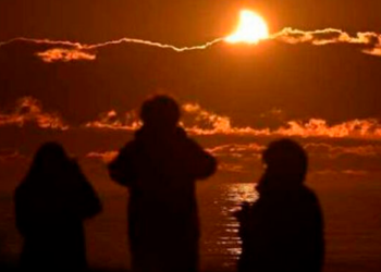 Decenas de personas se reunieron para presenciar el eclipse total de Sol, el primero visible en Europa en 27 años