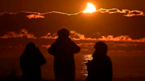 Decenas de personas se reunieron para presenciar el eclipse total de Sol, el primero visible en Europa en 27 años