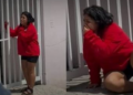Madre rompe en llanto al dejar por primera vez a su hijo en la escuela