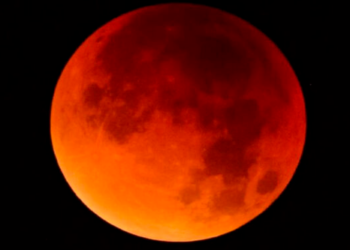 VIDEO: La Luna se pintará de rojo, hora exacta para ver el punto máximo del eclipse parcial lunar