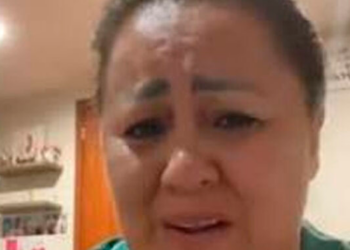 VIDEO: Mamá de Gomita rompe en llanto tras ver a su hija dar función de circo a pesar de que «No se puede enderezar del dolor»