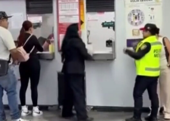 Empleada del Metro en CDMX amenaza con llevar al MP a usuaria por un billete en mal estado