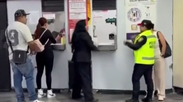 Empleada del Metro en CDMX amenaza con llevar al MP a usuaria por un billete en mal estado