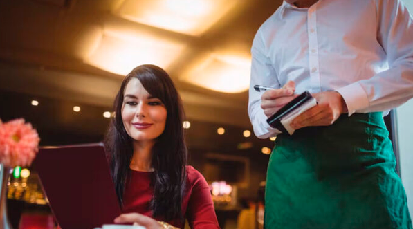 Profeco multará con casi $3 MILLONES a restaurantes, bares y cafeterías que obliguen a dejar propina