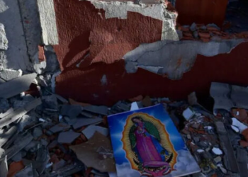 ¡Milagro! Encuentran virgen de Guadalupe intacta entre escombros tras sismo en Colombia