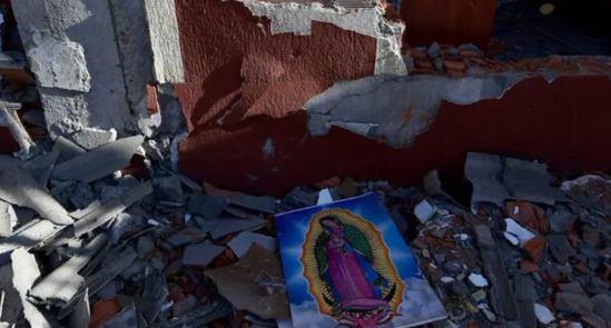 ¡Milagro! Encuentran virgen de Guadalupe intacta entre escombros tras sismo en Colombia