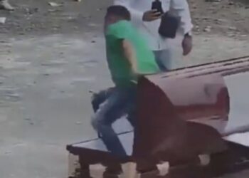“El Tecmol” se mete en un ataúd durante peculiar acto político en San Luis Potosí