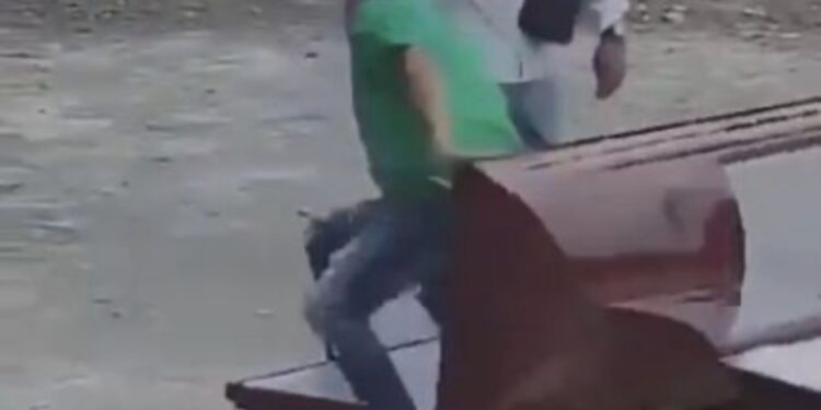 “El Tecmol” se mete en un ataúd durante peculiar acto político en San Luis Potosí