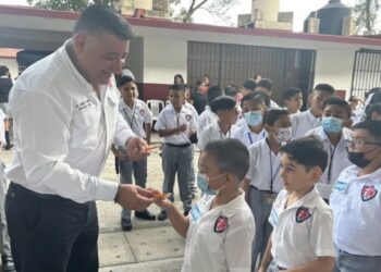 Diputado de Morena presume entrega de dos lápices por alumno y desata críticas en Tamaulipas