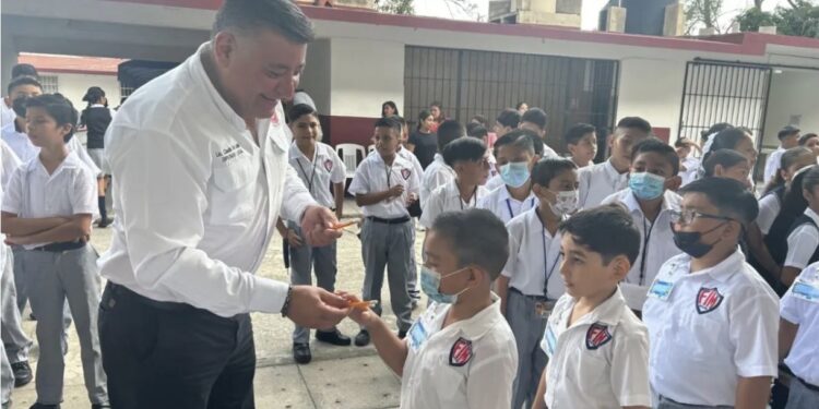 Diputado de Morena presume entrega de dos lápices por alumno y desata críticas en Tamaulipas