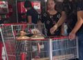Familia es captada llenando dos garrafones con refresco en Costco; acusan abuso de la cortesía
