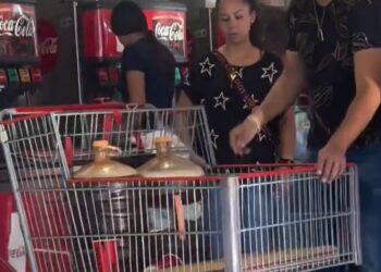 Familia es captada llenando dos garrafones con refresco en Costco; acusan abuso de la cortesía