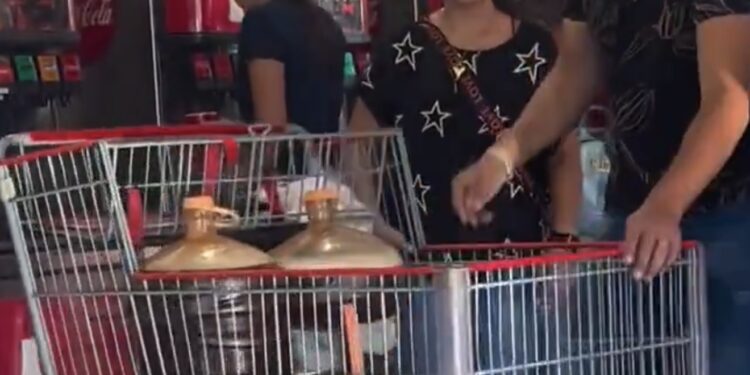 Familia es captada llenando dos garrafones con refresco en Costco; acusan abuso de la cortesía
