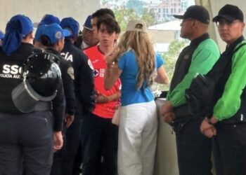 Retiran a influencer del Estadio Azteca tras polémica por comentarios contra jugadoras de Cruz Azul Femenil