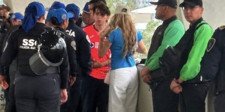Retiran a influencer del Estadio Azteca tras polémica por comentarios contra jugadoras de Cruz Azul Femenil