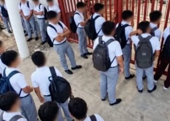 VIDEO: ¡NO LOS DEJARON ENTRAR! Alumnos fueron rechazados por llevar el cabello largo a la escuela