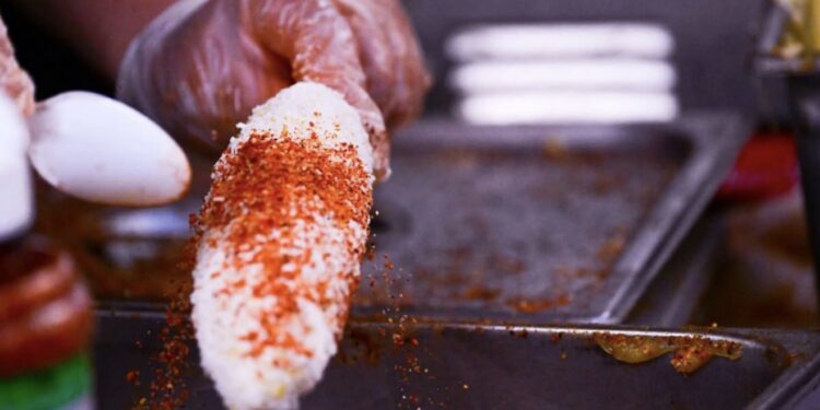 Cuernavaca prohibirá vender elotes con palo durante el Grito de Independencia