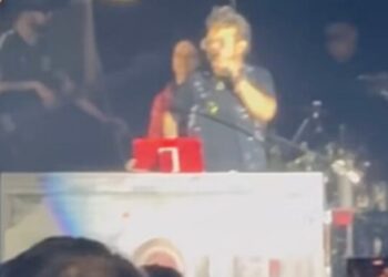 Aleks Syntek regaña al público durante concierto del 15 de septiembre en Benito Juárez