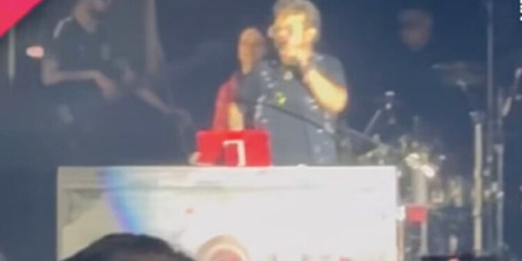 Aleks Syntek regaña al público durante concierto del 15 de septiembre en Benito Juárez