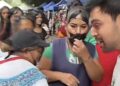 VIDEO: Mexicanos en el Zócalo destrozan caja y se llevan todo el dinero que un influencer tenía para una dinámica