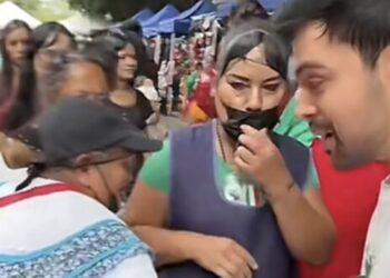 VIDEO: Mexicanos en el Zócalo destrozan caja y se llevan todo el dinero que un influencer tenía para una dinámica