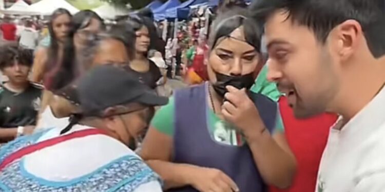 VIDEO: Mexicanos en el Zócalo destrozan caja y se llevan todo el dinero que un influencer tenía para una dinámica