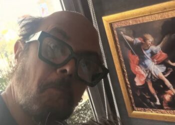 Aleks Syntek publica foto sin peluquín y la elimina segundos después
