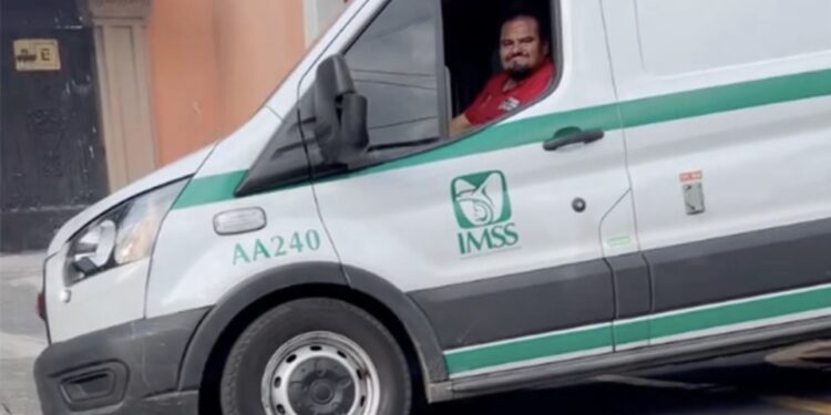 Operador de ambulancia del IMSS es detenido tras atropellar a una persona y chocar seis vehículos