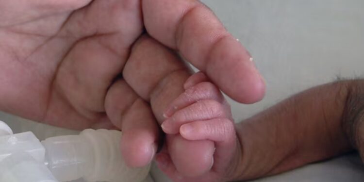 Dos bebés fueron entregados a familias equivocadas en hospital del IMSS en Mexicali