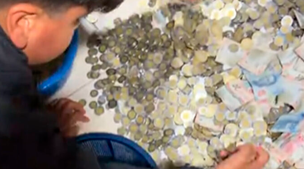 VIDEO: Familia llena una alcancía durante dos años y sorprende con la cantidad que logró ahorrar