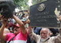 Derriban y decapitan estatua de Felipe Calderón tras protesta en CDMX
