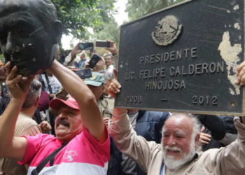 Derriban y decapitan estatua de Felipe Calderón tras protesta en CDMX