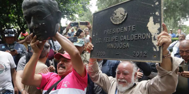 Derriban y decapitan estatua de Felipe Calderón tras protesta en CDMX
