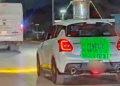 VIDEO: No es IA, es México, auto sorprende al llevar una enorme olla de pozole en el techo