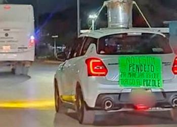 VIDEO: No es IA, es México, auto sorprende al llevar una enorme olla de pozole en el techo