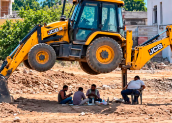 VIDEO: Trabajadores usan una retroexcavadora como techo para almorzar bajo el sol