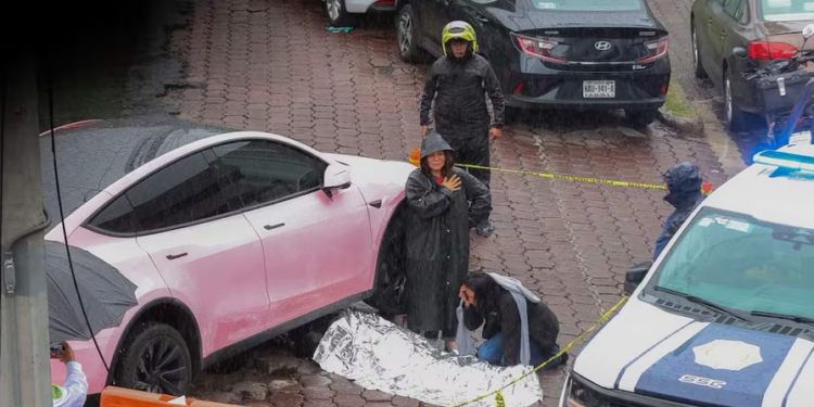 Motociclista muere tras ser atropellado por una Tesla rosa en Periférico Sur