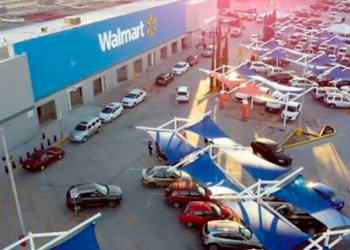VIDEO: ¡PELIGRO EN BUENAVISTA! Se hacen pasar por empleados para estafar a clientes en el estacionamiento de Walmart