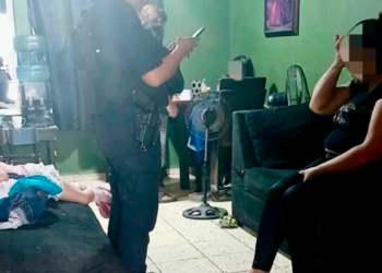 VIDEO: ¡Lo que hace el amor de una madre! Mujer llama al 911 porque sus hijas no tenían qué comer