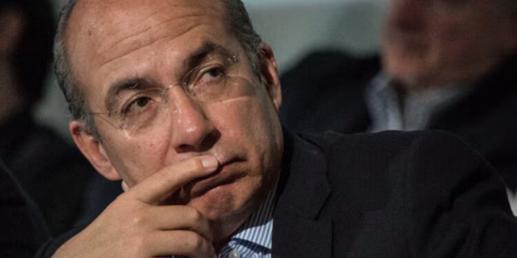 Calderón reacciona al ataque contra su estatua en Los Pinos: “Son unos miserables”