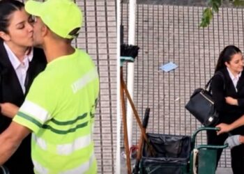 VIDEO: Vio a su esposo trabajando como recolector de basura y no dudó en acercarse a besarlo