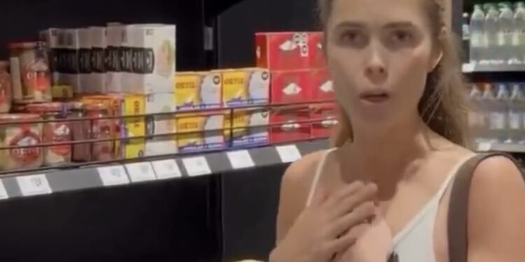 Joven asegura que puede saber qué alimentos le caen mal con kinesiología y redes se burlan